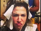 Luciana Gimenez posta foto fazendo careta e com o cabelo cheio de 'papel'