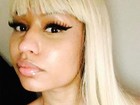Nicki Minaj posa de sutiã para selfie e chama a atenção pela fartura
