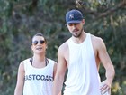 Lea Michele usa shortinho para caminhar com namorado