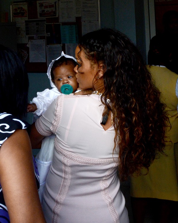 Rihanna no batizado da sobrinha em Barbados (Foto: AKM-GSI Brasil/ Agência)