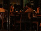 Thaila Ayala janta acompanhada em restaurante carioca