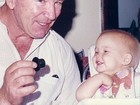 Bar Refaeli posta foto de quando era bebê com avô