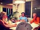 Alexandre Pato joga cartas com Fiorella Mattheis e os sogros