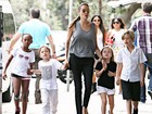 Supermãe: Angelina Jolie vai ao supermercado com filhos em Sidney