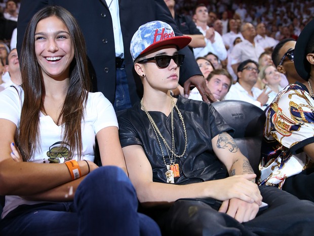 Justin Bieber assiste a jogo de basquete em Miami, nos Estados Unidos (Foto: Mike Ehrmann/ Getty Images/ AFP )