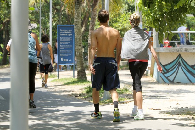 Bárbara Evans passeia com namorado no RJ (Foto: Gil Rodrigues/ FotoRio News)