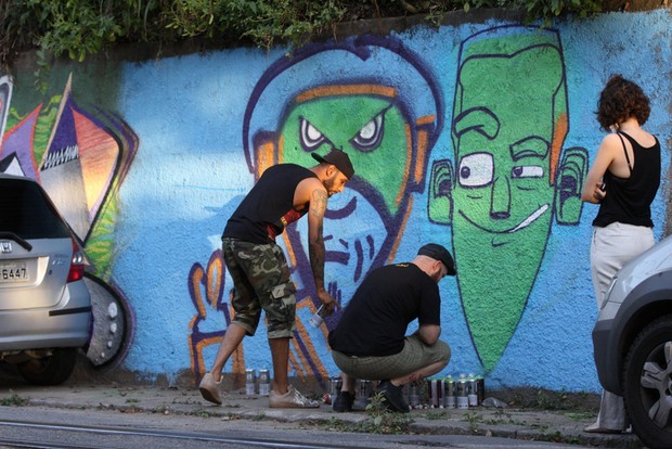 Marido de Alicia Keys grafita muro no Rio (Foto: Fábio Martins/AgNews)