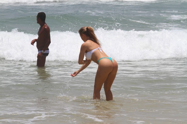 Veridiana Freitas na praia (Foto: Wallace Barbosa / Agnews)
