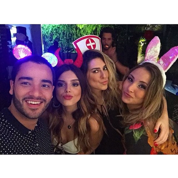 Giovanna Lancelloti e Fernanda Paes Leme posam com amigos (Foto: Instagram)