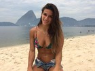 Jade Barbosa curte domingo em praia do Rio e mostra barriga chapada