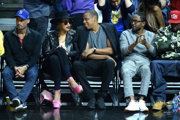  Beyonce e Jay Z tiram onda na  primeira fila do jogo de basquete dos Lakers, em Los Angeles (Foto: AKM)