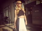 De barriga de fora, Paris Hilton viaja para Ibiza

