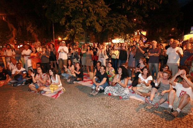 Artistas protestam contra o fechamento da Casa da Gávea (Foto: Isac Luz / Ego)