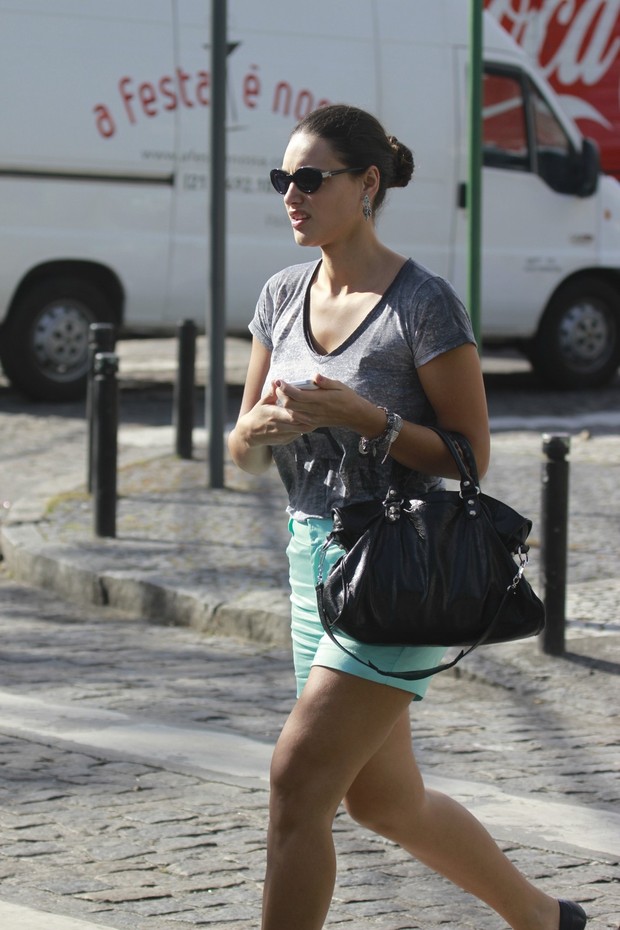 Débora Nascimento caminhando nas ruas da Barra da Tijuca, RJ (Foto: Dilson Silva / Agnews)