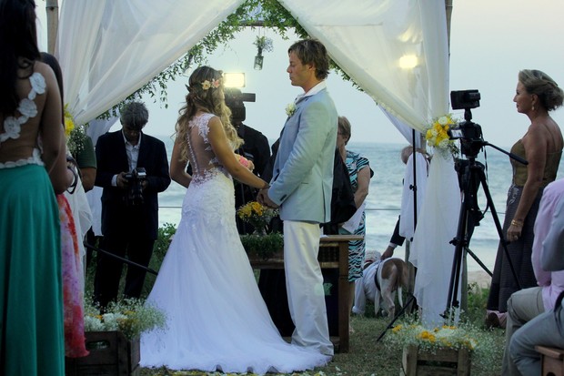 Theo Becker e Raphaela Lamim se casam em praia do Rio de Janeiro (Foto: Alex Palarea/Agnews)