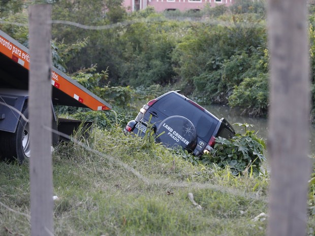Marcello Antony observa resgate de seu carro (Foto: Felipe Panfili/AgNews)