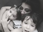 Ex-BBB Priscila Pires posa agarrada aos dois filhos: 'Minha família'