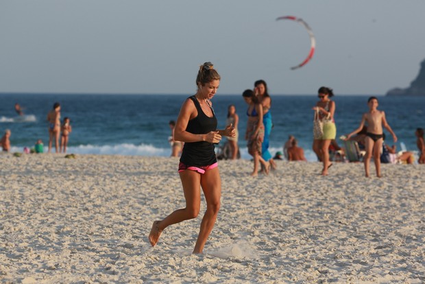 Grazi Massafera corre na praia da Barra da Tijuca, RJ (Foto: Dilson Silva / Agnews)