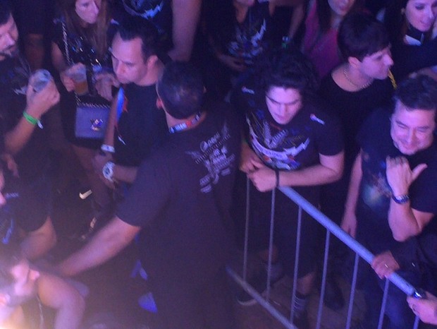 Gabriel Leone em fila para entrar em camarote no Rock in Rio (Foto:  EGO)