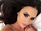 Demi Lovato posa decotada para selfie e ganha elogios