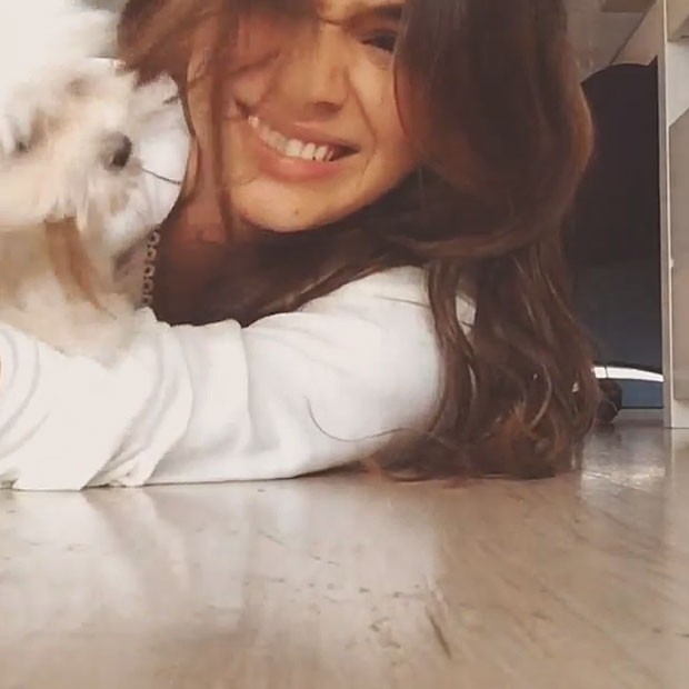 Cadelinha de Bruna Marquezine brinca com o cabelo dela (Foto: Instagram)