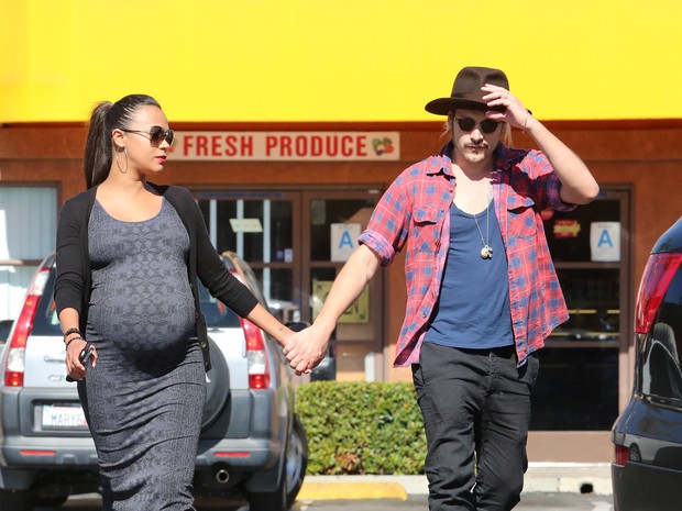X17 - Zoe Saldana, grávida, com o marido, Marco Perego, em Los Angeles, nos Estados Unidos (Foto: X17online/ Agência)