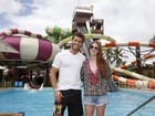 Marina Ruy Barbosa e Klebber Toledo brincam em parque aquático