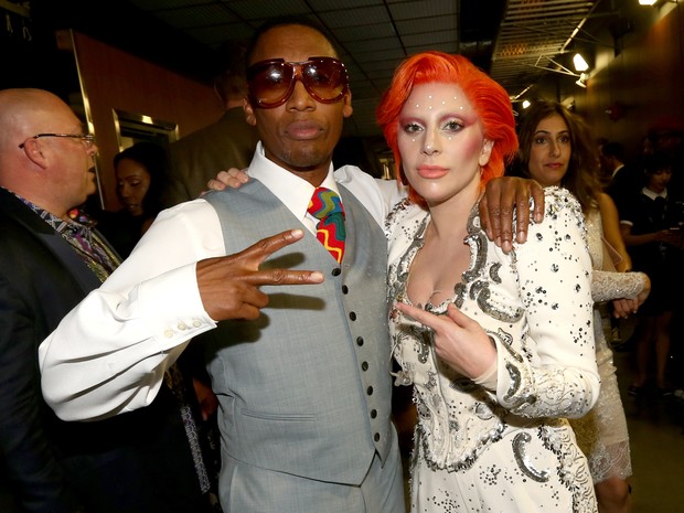 Raphael Saadiq e Lady Gaga no Grammy, em Los Angeles, nos Estados Unidos (Foto: Christopher Polk/ Getty Images/ AFP)