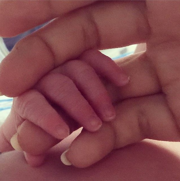 Hilaria Baldwin mostra mão do filho (Foto: Instagram / Reprodução)
