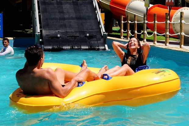 Dani Winits, Amaury e filho no Beach Park em Fortaleza (Foto: Roberto Teixeira / EGO)