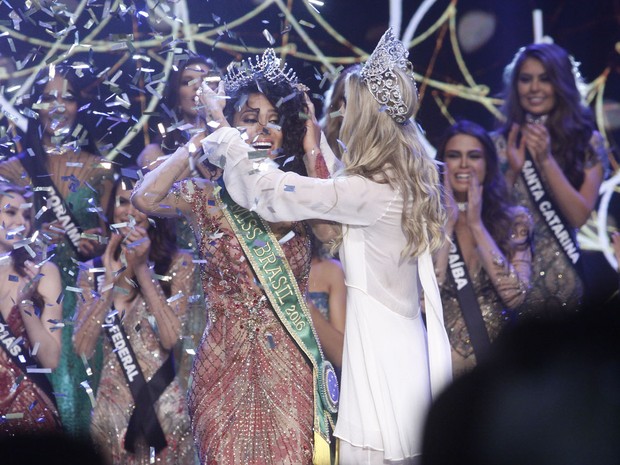 Raissa Santana, do Paraná, recebe a coroa de Miss Brasil 2016 de Marthina Brandt em São Paulo (Foto: Celso Tavares/ EGO)