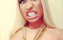De topless, Nicki Minaj posa com adesivos de oncinha nos seios