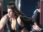 Lea Michele exibe gordurinhas ao gravar clipe com maiô decotado