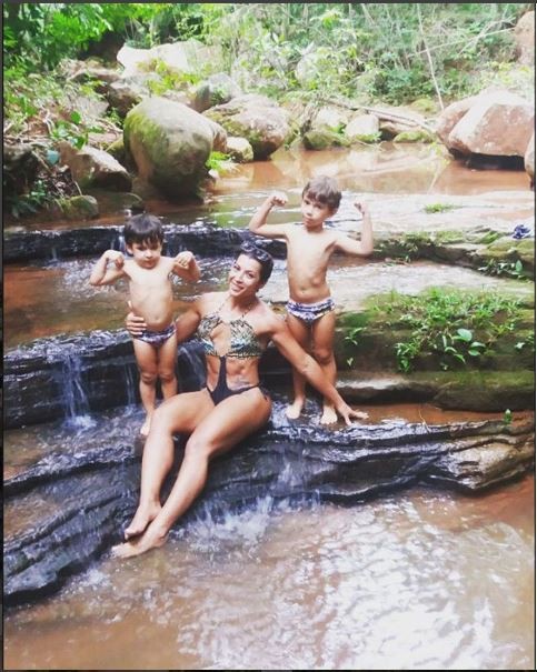 Priscila Pires com os filhos (Foto: Reprodução/Instagram)