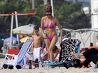 Fernanda Lima e Rodrigo Hilbert curtem praia com os filhos