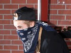 Ostentando cordões de ouro, Bieber usa bandana para esconder o rosto