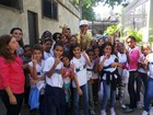 MC Koringa é tietado por alunos da escola pública em zoológico do Rio