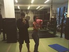 Anitta faz aula de boxe e deixa barriguinha à mostra