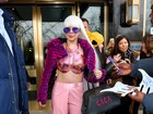 Lady Gaga usa figurino rosa e bolsa personalizada