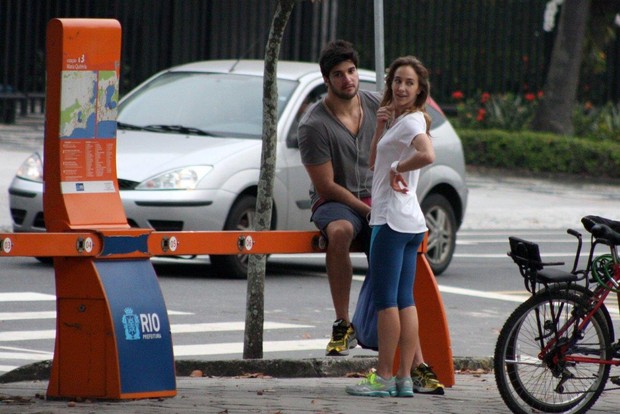 Ex-BBB Marcello com a namorada na Lagoa (Foto: JC Pereira / AgNews)
