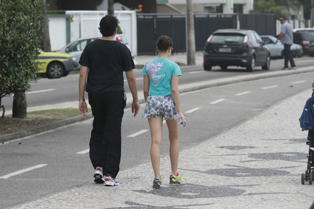 Bruna Linzmeyer caminha com seu namorado (Foto: Dilson Silva/Agnews)