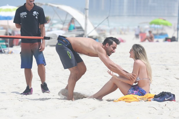 Julio Rocha na praia com a namorada (Foto: Dilson Silva/ Ag. News)