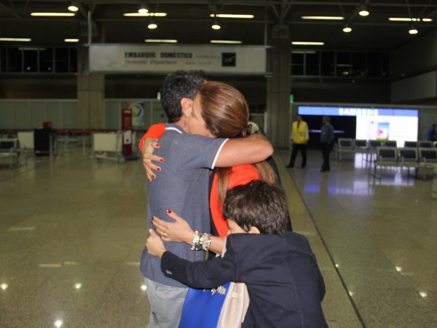 Nívea Stelmann com o filho, Miguel, e o noivo Marcus Vinícius, em aeroporto no Rio (Foto: Marcello Sá Barreto/ Ag. News)