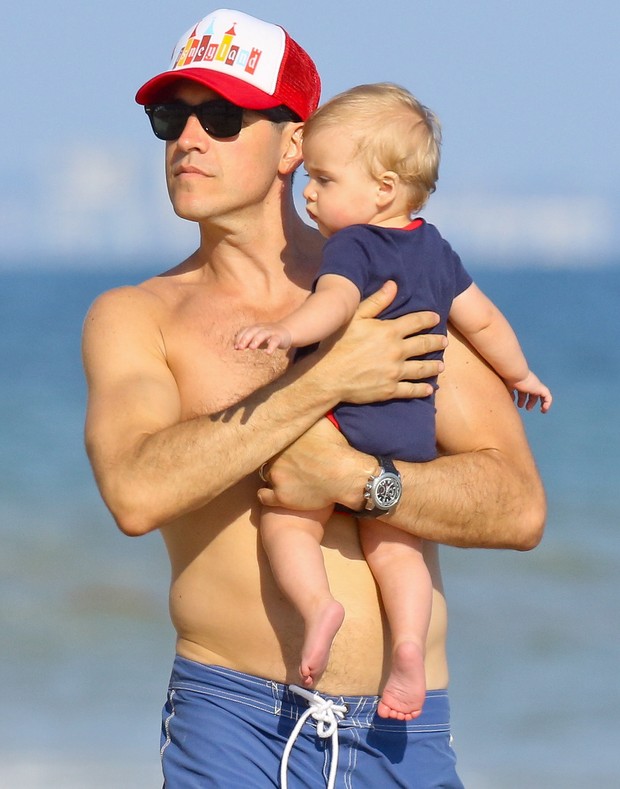 X17 - Jim Toth, marido de Reese Witherspoon, com o filho, Tenessee, em na Califórnia, nos Estados Unidos (Foto: X17/ Agência)