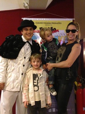Danielle Winits com os filhos Guy e Noah em teatro no Rio (Foto: Divulgação)
