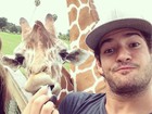 Alexandre Pato posa para selfie ao lado de girafa
