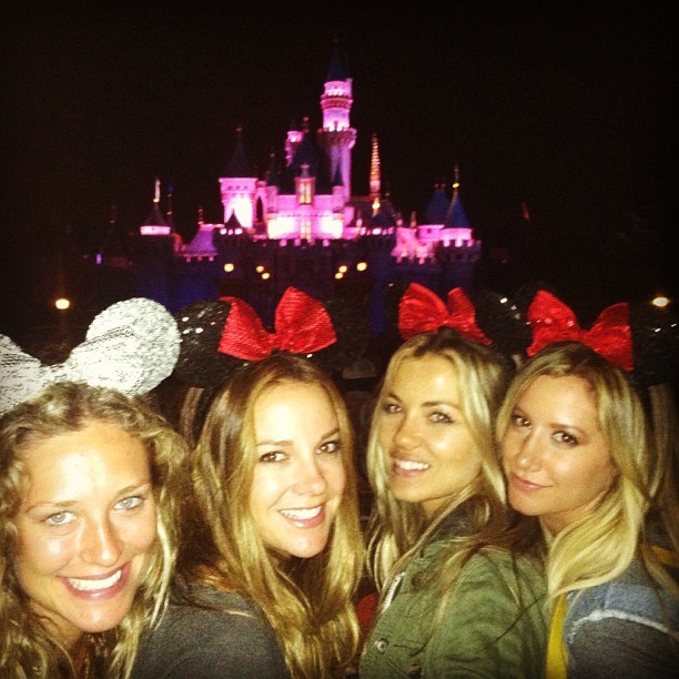 Ashley Tisdale com amigas em parque em Orlando, nos EUA (Foto: Instagram/ Reprodução)