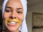 Adriana Sant'Anna aparece com cera quente no rosto: 'Depilando bigode'