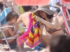 Fernanda Torres vai à praia com o filho no Rio