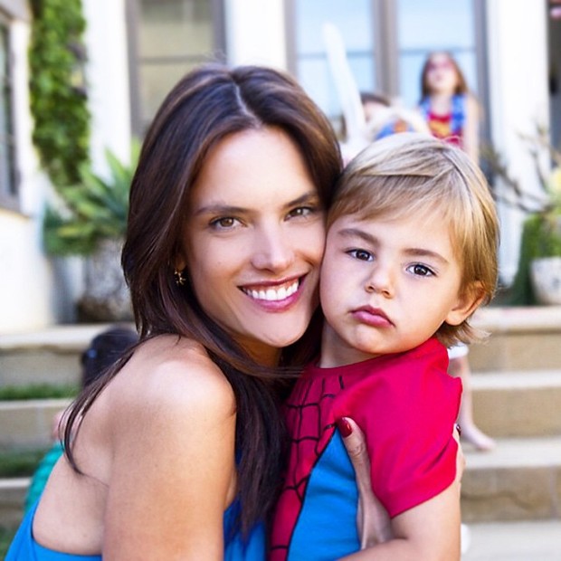 Alessandra Ambrósio com o filho, Noah (Foto: Reprodução/Instagram)